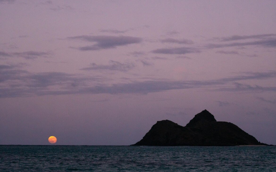 Kailua moon rise