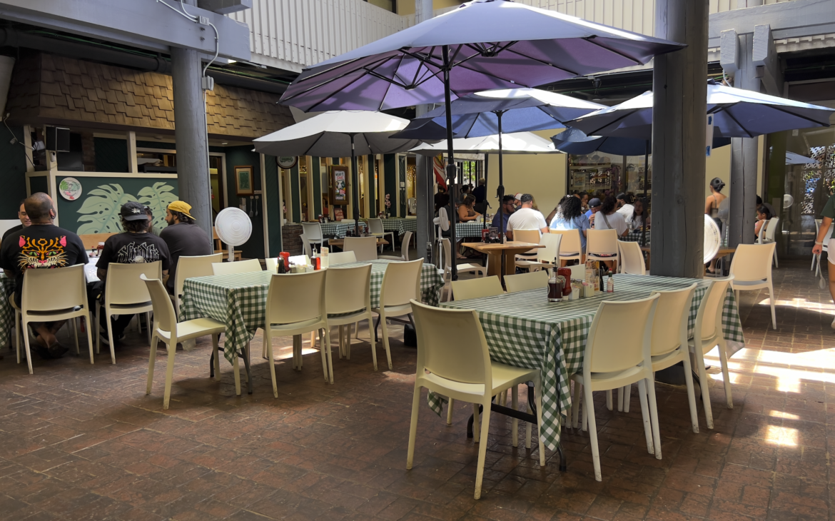 Cinnamon's outdoor seating in Kailua
